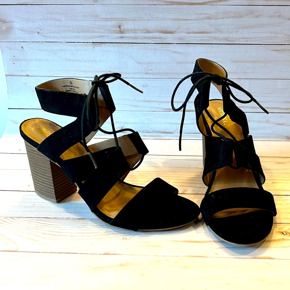 Lace up chunky heel with crushed velvet